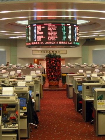 <p>
	Хонконгската фондова борса привлича все повече европейски компании. <em>Лиценз: Creative Commons</em></p>
