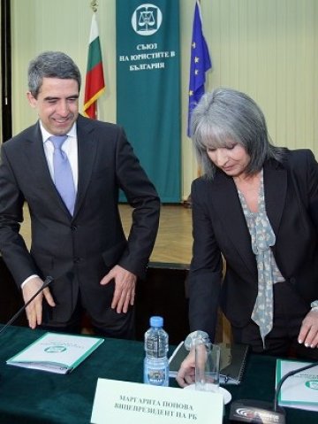 <p>
	Президентът и вицепрезидентът на кръгла маса по проблемите на конституционната жалба. <em>Снимка БТА</em></p>
