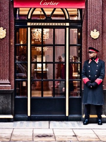 <p style="margin-bottom: 0cm">
	Магазин на Cartier на Бонд Стрийт. <em>Снимка: garryknight, лиценз: <a href="http://creativecommons.org/licenses/by/2.0/" target="_blank">Creative Commons</a></em></p>
