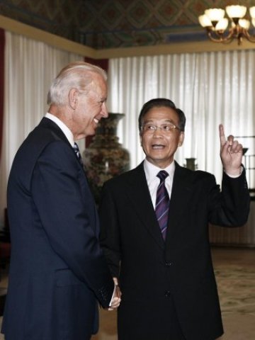 <p style="margin-bottom: 0cm">
	Джо Байдън и Вън Дзябао. <em>Снимка: Ройтерс</em></p>
