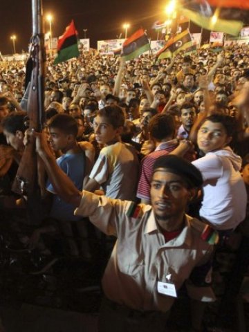 <p style="margin-bottom: 0cm">
	Хора се събират в Бенгази, за да отпразнуват навлизането на бунтовниците в Триполи. <em>Снимка: Ройтерс</em></p>
