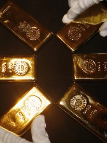 <p>
	Цената на благородния метал се смъкна с над 27 на сто спрямо година по-рано. <em>Снимка: Ройтерс</em></p>

