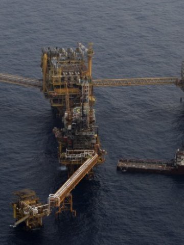 <p>
	Добива на нефт се връща в дълбоките води</p>
<p>
	<em>Снимка: Ройтерс</em></p>
