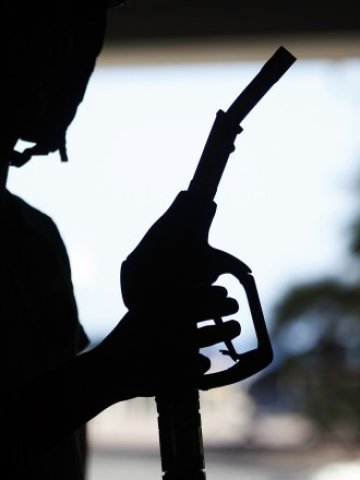 <p>
	Бензиновите фючърси с доставка през юни се покачиха до 2,84 долара за галон.&nbsp;<em>Снимка: Ройтерс</em></p>
