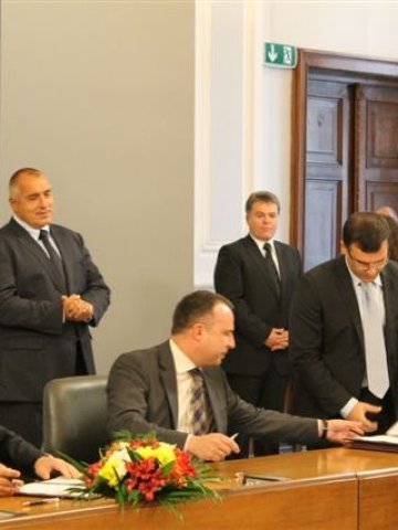 <p>
	Договорите бяха подписани официално днес. <em>Снимка: Министерство на земеделието и храните</em></p>
