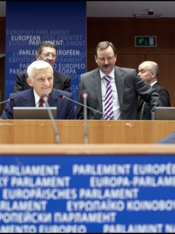 <p>
	Председателят на Европейския парламент Йежи Бузек (на преден план). <em>Снимка: Европейски парламент</em></p>
