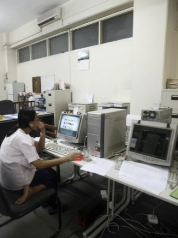 <p>
	Все по-малко хора купуват компютри.<em> Снимка: Ройтерс</em></p>
