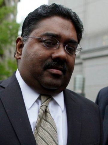 <p>
	<em>Радж Раджаратнам при влизането в съда.&nbsp;Снимка: Ройтерс</em></p>
