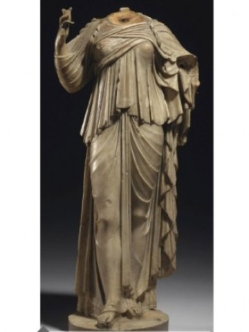 <p>
	Римска скулптура на Изида донесе най-висока цена. Снимка: Christie&#39;s</p>
