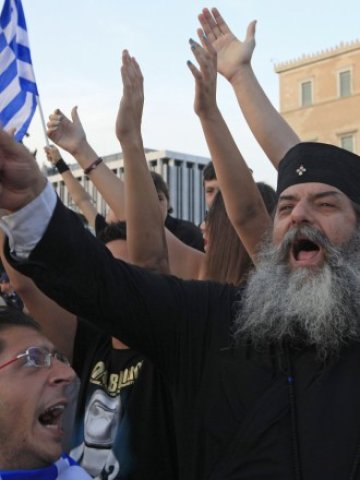 <p>
	Гърци протестират срещу новите мерки за икономии, предвидени от правителството. <em>Снимка: Ройтерс</em></p>
