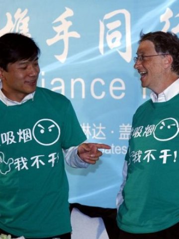 <p style="margin-bottom: 0cm;">
	Гейтс (вдясно) и Робин Ли с тениски с призив: &bdquo;Кажете НЕ на пасивното пушене&ldquo;. <em>Снимка: Ройтерс</em></p>
