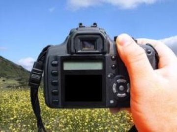 Фотоапарат прави хората засмени