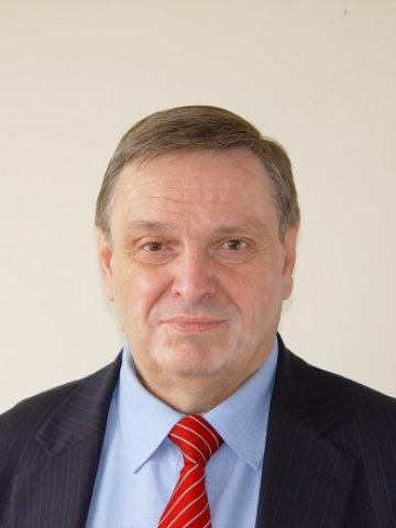 <p>
	Юлиан Узунов, президент на консултантска фирма Top Management Advisors.<em> &nbsp;Снимка: Личен архив</em></p>
