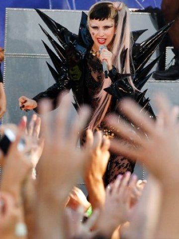 <p>
	Лейди Гага бие всички рекорди.<em> Снимка: Ройтерс</em></p>
