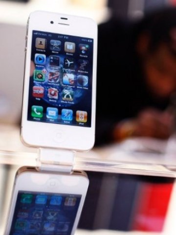 <p>
	Според последните слухове Джобс няма да обяви нов iPhone 5, а по-скоро по-бърза версия на iPhone 4. <em>Снимка: Ройтерс</em></p>
