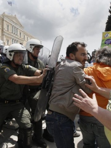 <p>
	Сблъсъци между гръцката полиция и демонстранти при протест срещу орязването на разходите. <em>Снимка: Ройтерс</em></p>
