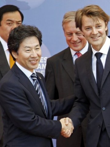 <p>
	Част от участниците в срещата в Марсилия. <em>Снимка: Ройтерс</em></p>
