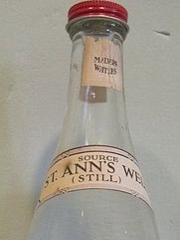 <p>Любимата вода на кралица Елизабет Първа и наследничката й няма да бъде произвеждана вече. <a href="http://creativecommons.org/licenses/by-nd/2.0/deed.en" target="_blank"><i><br />
</i></a></p>