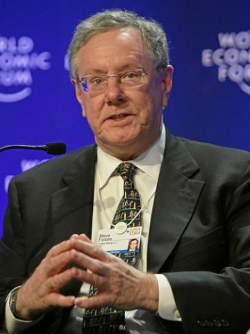 <p>
	<em>Стив Форбс. </em><em>Снимка: World Economic Forum, лиценз: <strong><a href="http://creativecommons.org/licenses/by-sa/2.0/" target="_blank">CreativeCommons</a></strong></em></p>
