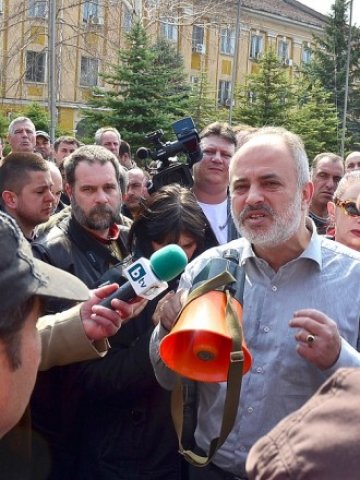 <p>
	<em>Втори ден социалният министър е при протестиращите работници в ОЦК-Кърджали </em>&nbsp; &nbsp;Снимка: БТА</p>
