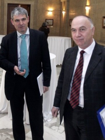 <p>
	<em>Президентът на КНСБ Пламен Димитров (вляво) преди дискусията</em>&nbsp; &nbsp; &nbsp; Снимка: БТА</p>
