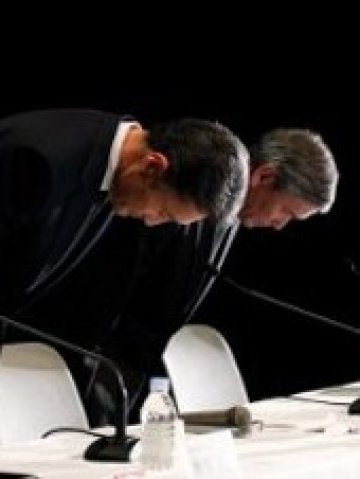 <p class="western" lang="bg-BG" style="margin-bottom: 0cm;">
	С дълбок поклон <span lang="en-US">Sony </span>каза<span lang="en-US"> Sorry! </span></p>
<p class="western" lang="bg-BG" style="margin-bottom: 0cm;">
	<em>Снимка:</em> Ройтерс</p>
