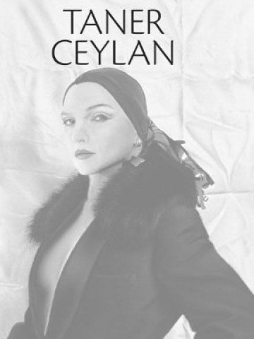 <p>
	Роденият в Германия провокативен художник Танер Джейлан е все по-търсен.<em> На снимката: фотография на Джейлан, източник: </em>tanerceylan.com</p>
