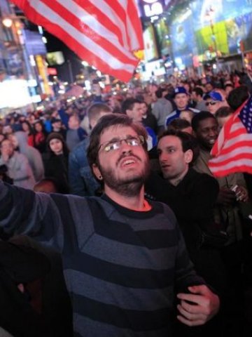 <p>
	<span lang="bg-BG">Американци ликуват на Таймс Скуеър в Ню Йорк. </span><em>Снимка: Ройтерс</em></p>
