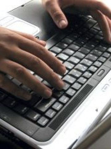 Личните данни постепенно се превръщат в обществена информация, от която младите днес ще искат да избягат в бъдеще. Снимка: sxc.hu