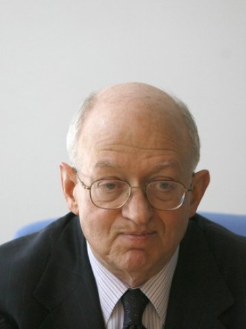 <p>
	Мартин Фелдстейн, професор по икономика от Харвардския университет. <em>Снимка: Ройтерс</em></p>
