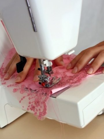 <p>
	<em>Липсата на желаещи да работят в текстилната индустрия в България е сред предизвикателствата на сектора. </em>Снимка:&nbsp; <em>stock.exchng</em></p>
