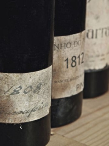 <p>
	Бутилка Macedo Porto Vieux Garrafeira от 1808 г. ще бъде продадено за до 4 500 швейцарски франка. <em>Снимка: Christie&#39;s Images Ltd. 2013&nbsp;</em></p>
