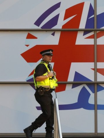 <p>
	Полицията на Острова може да получи широки правомощия да следи кореспонденцията в социалните мрежи. <em>Снимка: Ройтерс</em></p>
