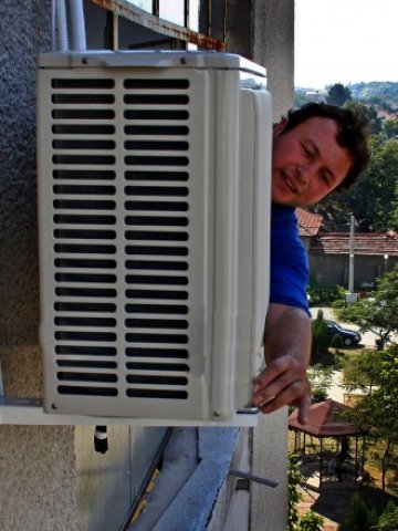 <p>
	Необичайното затопляне през последните години принуди хората масово да поставят климатични уредби по фасадите на жилищните блокове &nbsp; Снимка: БТА</p>
