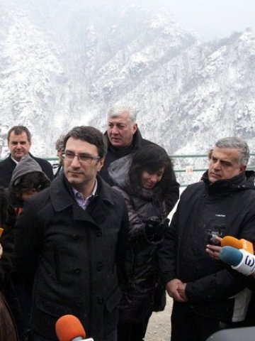 <p>
	Минстър Трайчо Трайков инспектира потенциално опасните язовири в страната &nbsp;Снимка: БТА</p>
