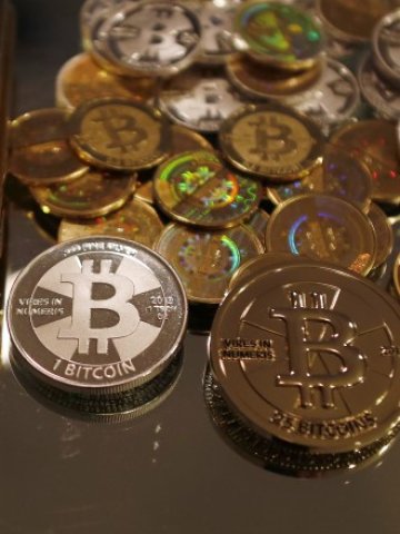 <p>
	В &nbsp;света всяка година се генерират около 1 млн. биткойни. <em>Снимка: Ройтерс</em></p>
