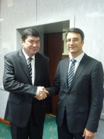 <p style="text-align: center;">
	Трайчо Траков (вдясно) и председателят на Управителния съвет на &bdquo;Узбекнефтегаз&ldquo; Шокир Файзуллаев</p>
<p style="text-align: center;">
	Снимка: Министерство на икономиката, енергетиката и туризма</p>
