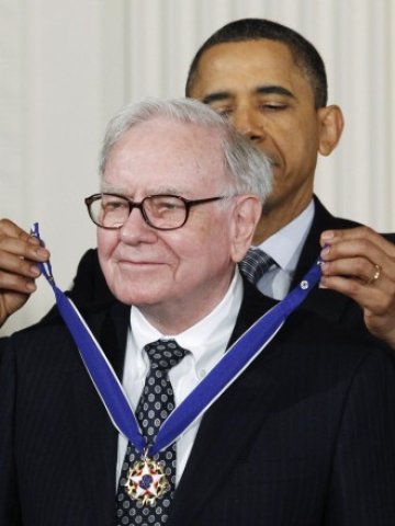 <p>
	Уорън Бъфет получава Медал на свободата от американския президент Барак Обама. Снимка: Ройтерс</p>
