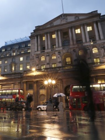 <p>
	Сградата на Английската централна банка в Лондон. <em>Снимка: Ройтерс</em></p>
