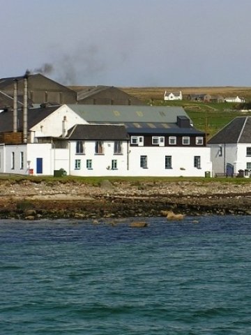 <p>Дестиларната Bruichladdich. Снимка: IslayInfo</p>