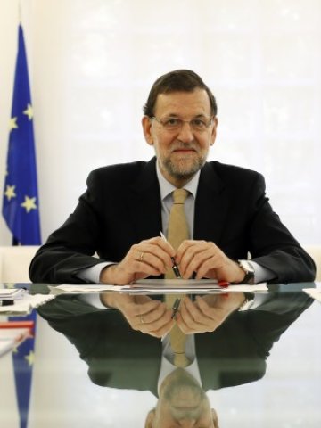 <p>
	Премиерът Рахой&nbsp;отказа да коментира призивите за намаление данъците<em>&nbsp;Снимка: Ройтерс</em></p>
