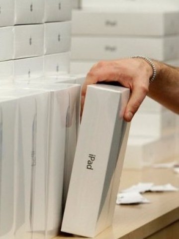 <p>
	Международната търговска комисия трябва да реши дали да не ограничи вноса на устройствата на Apple на територията на САЩ. <em>Снимка: Ройтерс</em></p>
