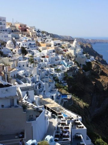 <p>
	Изглед от о. Санторини -&nbsp;един от Цикладите. <em>Снимка: Arian Zwegers. Лиценз: <a href="http://creativecommons.org/licenses/by/2.0" target="_blank">Creative Commons</a></em></p>
