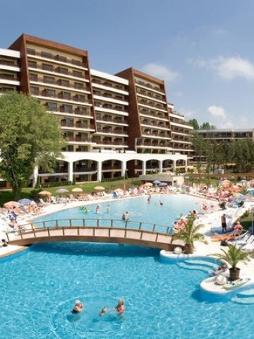 <p style="text-align: justify;">
	Плувнят басейн на хотел Фламинго Гранд.&nbsp;<em>Снимка: Албена АД</em></p>
