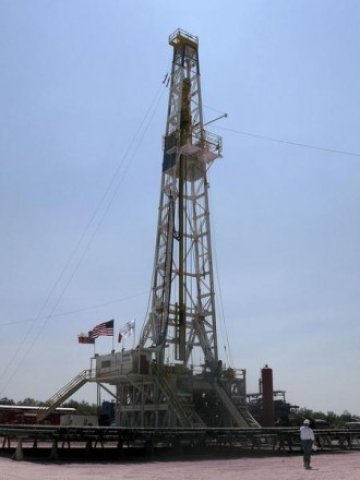 <p>
	Сонда за добив на шистов газ в Тексас. <em>Снимка: Ройтерс</em></p>
