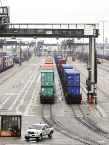 <p>
	Пристанището на Лос Анджелис, Калифорния. <em>Снимка: Ройтерс</em></p>
