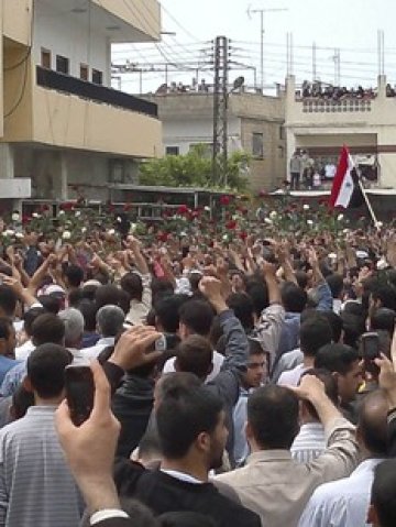 <p>
	Протестиращи в Банияс. <em>Снимка: Ройтерс</em></p>
