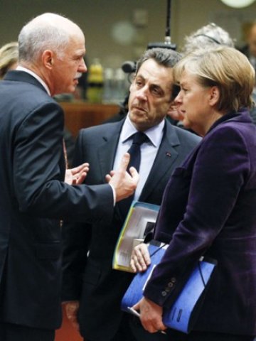 <p>
	Гръцият премиер Георгиос Папандреу (вляво) разговаря с френския президент Никола Саркози и германския канцлер Ангела Меркел на среща в Брюксел през февруари. <em>Снимка: Ройтерс</em></p>
