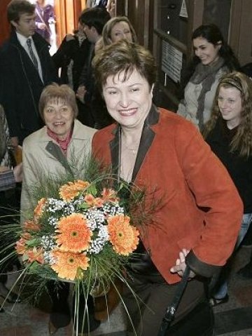 <p style="margin-bottom: 0cm">
	Кристалина Георгиева посети столичното 7-мо СОУ "Свети Седмочисленици". <em>Снимка: БТА</em></p>
