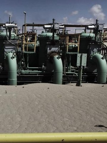 <p style="margin-bottom: 0cm">
	Тръби в рафинерия в близост до град Адждабия. <em>Снимка: Ройтерс</em></p>
